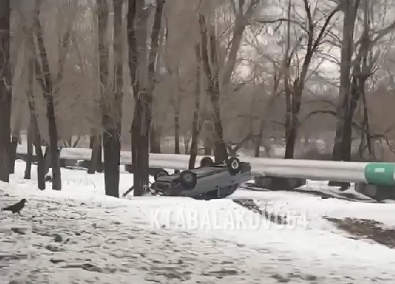 Автомобиль пролетел между деревьями и опрокинулся на крышу