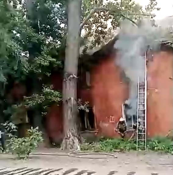 На Миллеровской огонь охватил 2-этажный дом