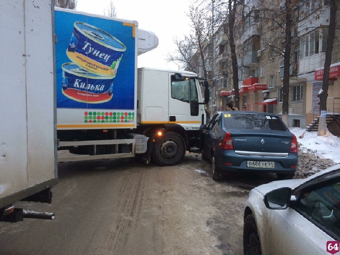В Саратове фургон с морепродуктами врезался в «Рено» 