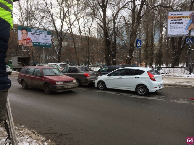 В Саратове массовая авария парализовала движение у Детского парка