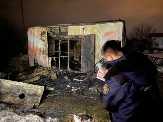 Под завалами сгоревшей пристройки нашли останки человека