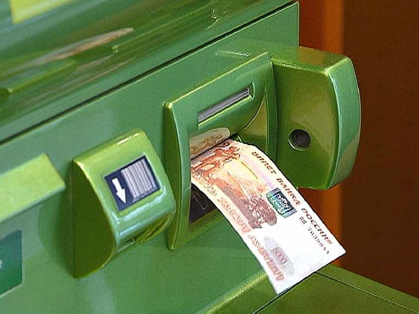 Женщина встретила мошенника у банкомата и лишилась денег