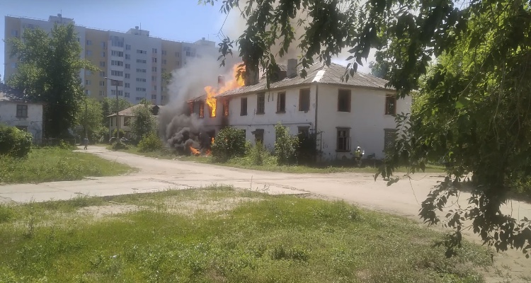Под Саратовом полыхает расселенный дом