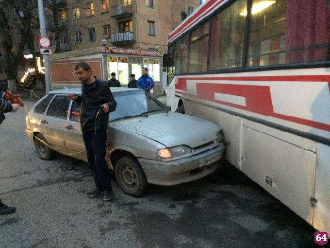 В Саратове «Лада» протаранила автобус с пассажирами