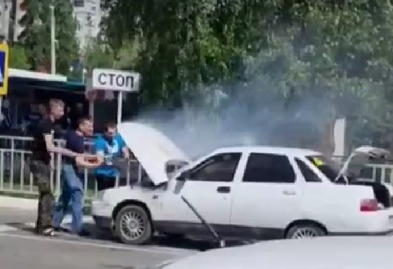 Очевидцы тушили горевший на дороге автомобиль