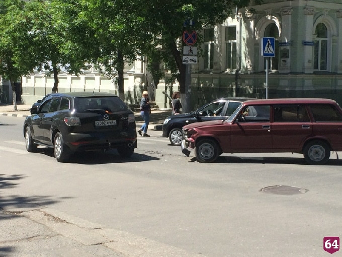 В центре Саратова кроссовер снес у «Жигулей» бампер