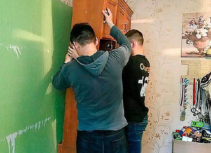 После перестановки мебели у женщины украли из паспорта валюту 