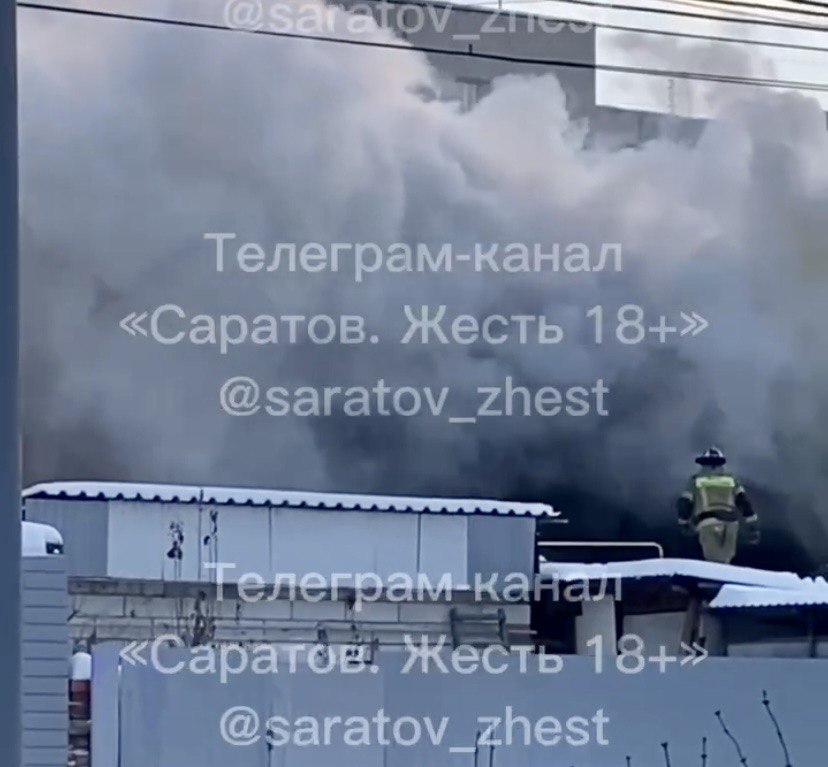 Пожарные отбивают от огня частный дом у стадиона «Спартак»