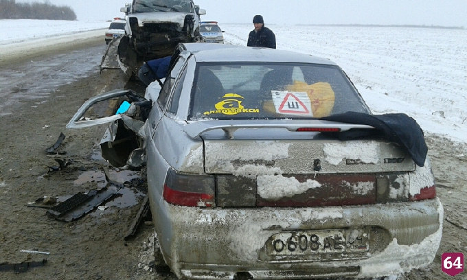 Под Энгельсом в ДТП погиб пассажир автомобиля службы такси