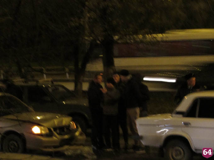 В Саратове 4 автомобиля столкнулись у «зеленого островка»