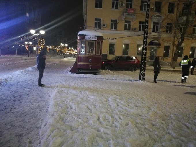 Пьяный водитель БМВ сбил девушку и врезался в трамвай «Семен»