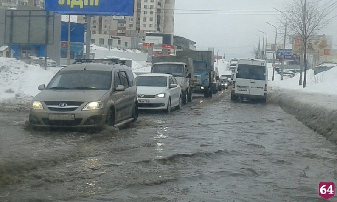 Автомобилисты Саратова «тонут» в дорожных «реках» 