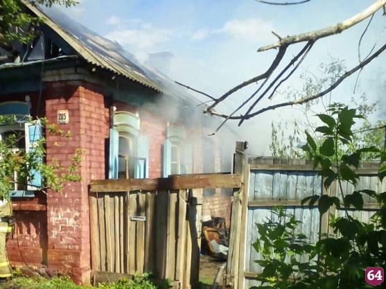 Хозяин дома с гостьей через окно спаслись от пожара