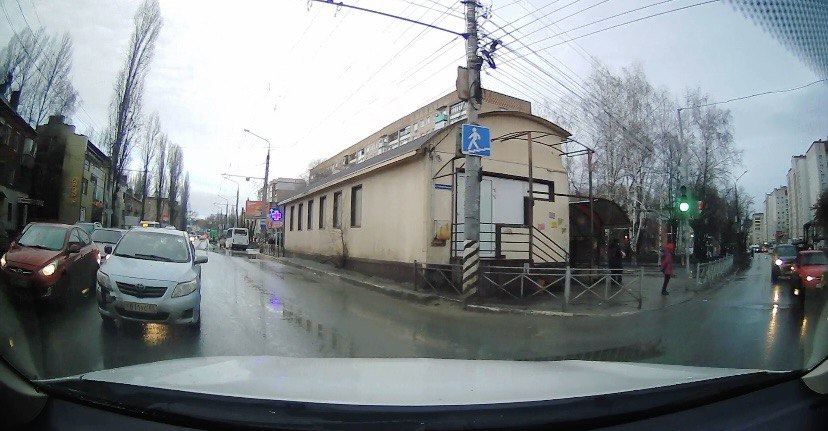 В Энгельсе автохам объехал пробку по встречной полосе