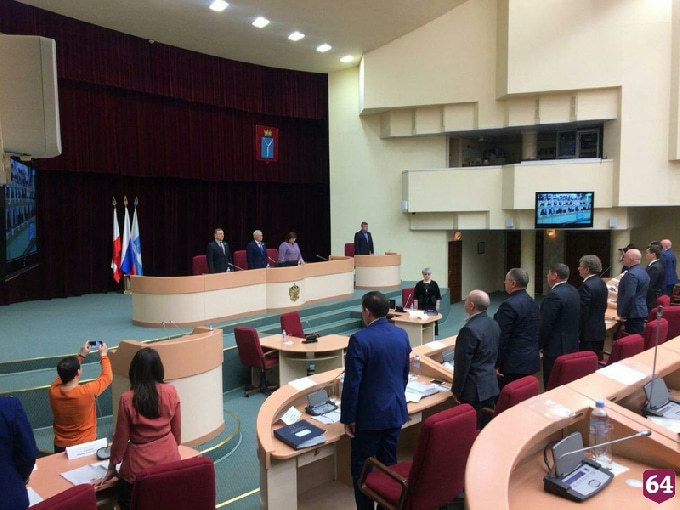 Саратовские депутаты почтили память погибших в Кемерове минутой молчания 