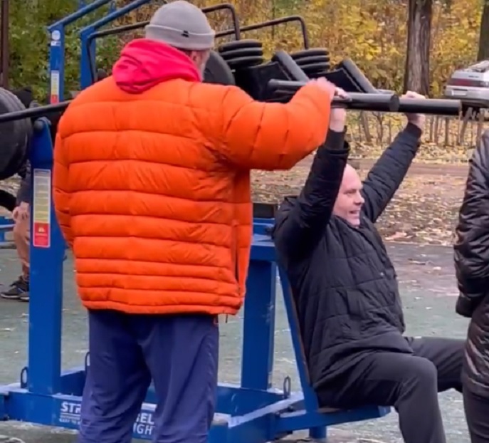 Саратовский силач открыл шестой народный фитнес-парк