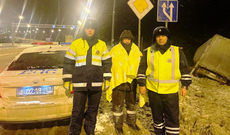Сотрудники ГИБДД спасли попавшего в аварию саратовского дальнобойщика
