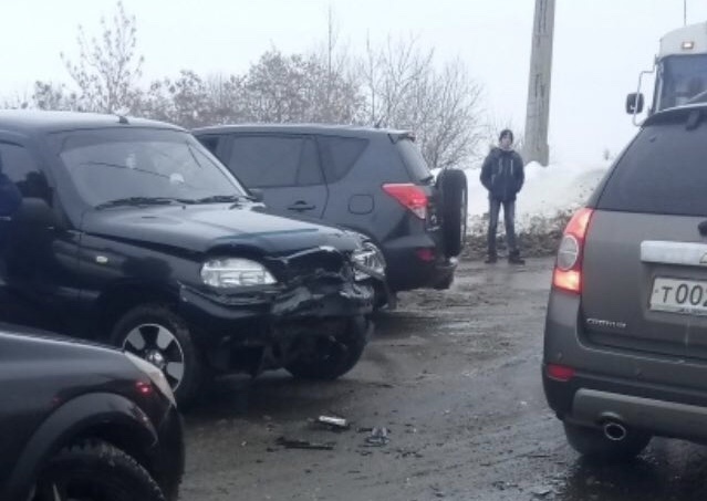 Авария с «Нивой» и «Жигулями» блокировала движение в Елшанке