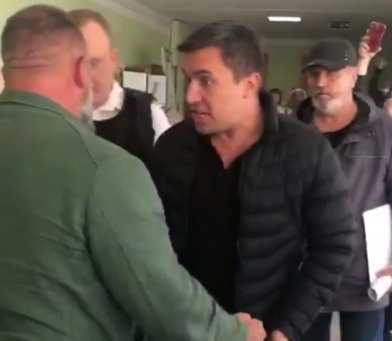 На участок вызвали полицию, чтобы утихомирить коммуниста Бондаренко 