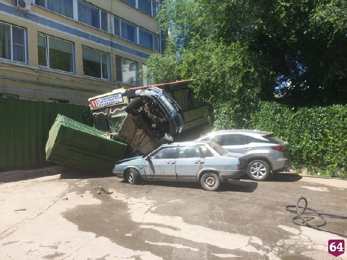 Саратовец чудом не пострадал в аварии с неуправляемым автобусом