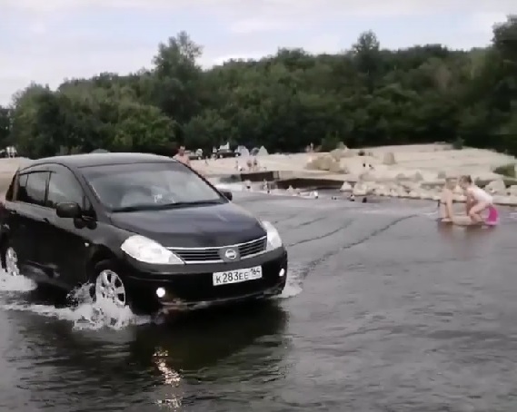 По реке с водопадами под Саратовом прокатился водитель иномарки 