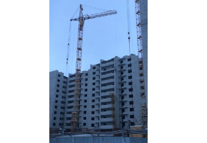 В Саратове на Лунной переломилась пополам стрела башенного крана 