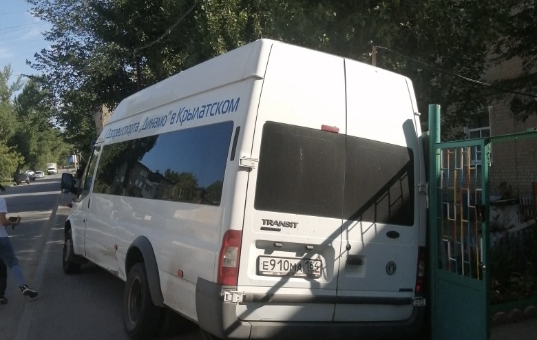 В Саратове микроавтобус протаранил забор детсада