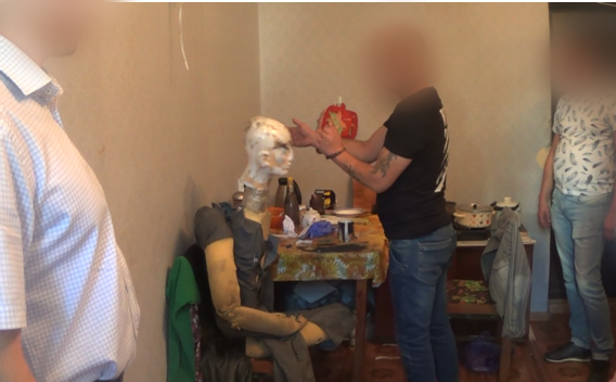 В Саратове женщина умерла на стуле после побоев гражданского супруга
