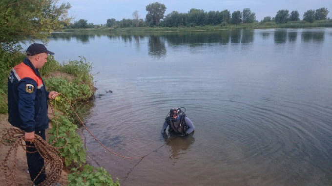 Водолазы ведут поиски тела утонувшей женщины