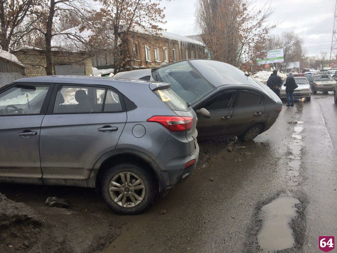 Иномарка повисла на сугробе после опасного маневра автоледи