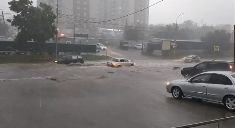 Сильный ливень затопил улицы Саратова