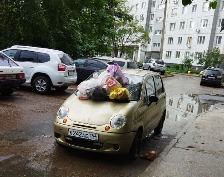 Горожане завалили малолитражку пакетами с мусором