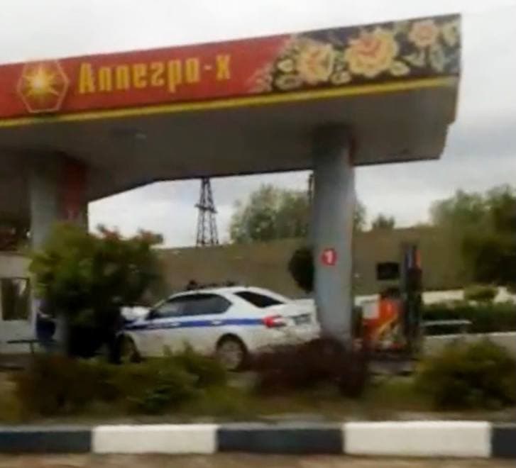 Под Саратовом служебная машина ДПС врезалась в автозаправку