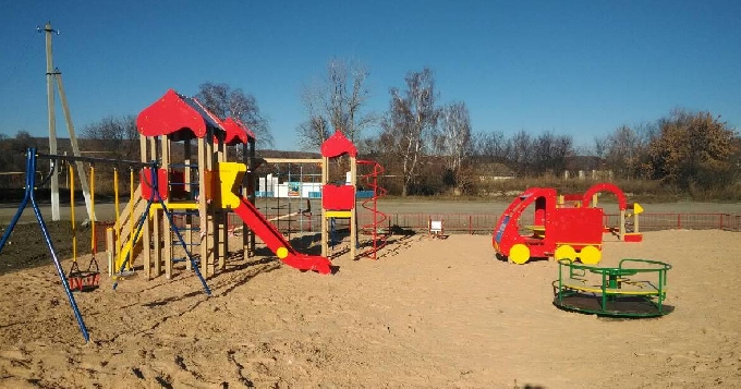 В селе Лох сказочные качели дополнили современным детским комплексом