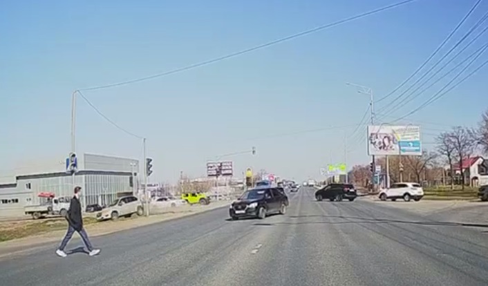 В Саратове иномарка зацепила малолитражку и улетела в кювет