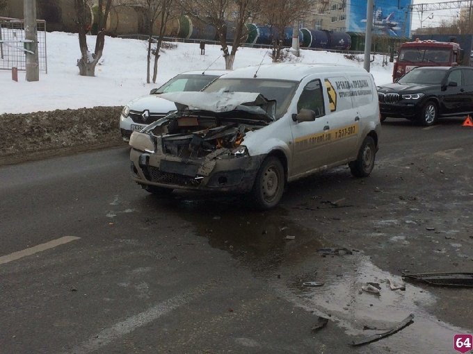 В Саратове «Ларгус» протаранил ехавший на шиномонтаж УАЗ