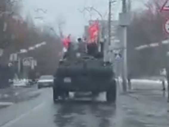В Саратове 23 февраля устроили автопробег на БТР