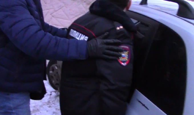 В Энгельсе наркополицейских задержали за превышение полномочий 