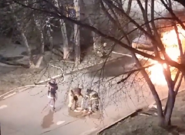 Саратовские пожарные тушили машину для уборки улиц