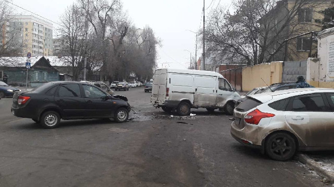 В Саратове в массовом ДТП пострадали 2 человека