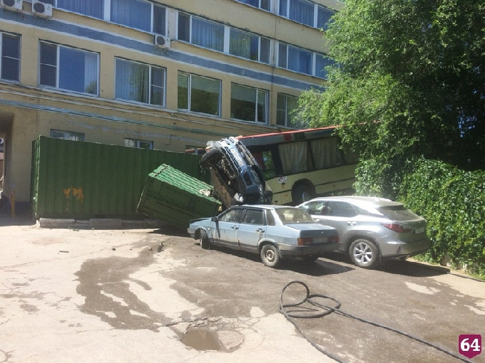 В Саратове пассажирский автобус слетел вниз к Волге