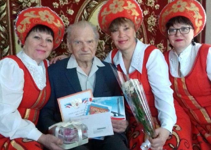 Саратовский долгожитель отметил юбилей под песни красавиц