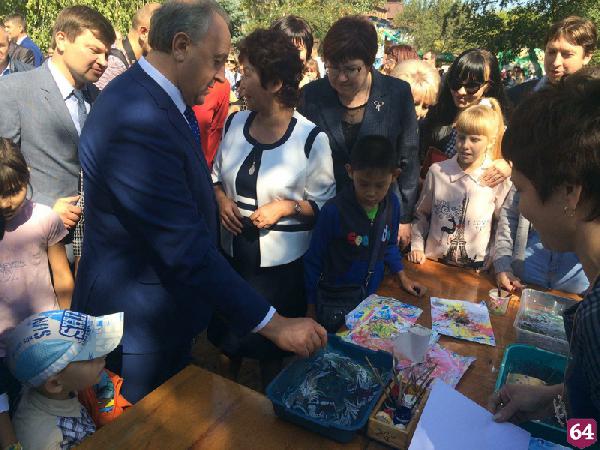 На празднике в Новоузенске Радаев освоил технику рисования на воде
