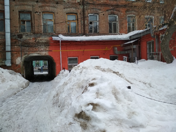 Управляющую компанию могут лишить лицензии за нечищеные дворы в центре Саратова