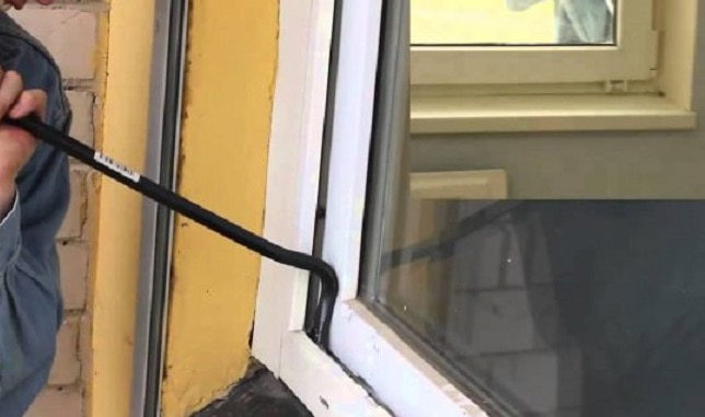 В доме охранника вор украл золото и травматический пистолет 