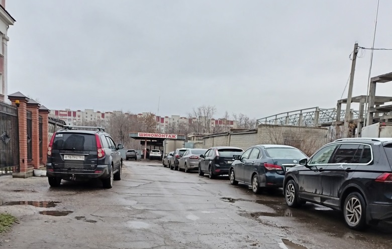 В Саратове автомобилисты встали в очередь на шиномонтаж