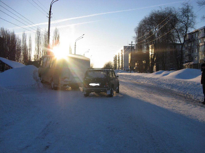 В аварии пассажирского автобуса и «Нивы» пострадала женщина