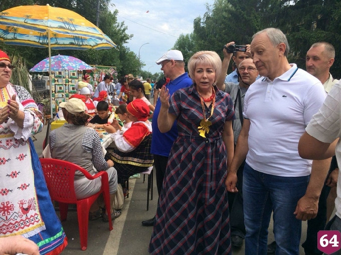 Саратовский министр на фестивале ухи сыграла на трещотке 