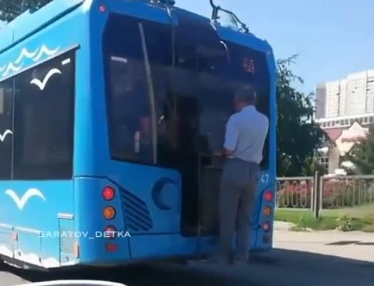 Саратовцы осудили взрослого зацепера на троллейбусе