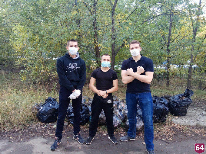 Добровольцы в масках очистили от мусора территорию детской поликлиники